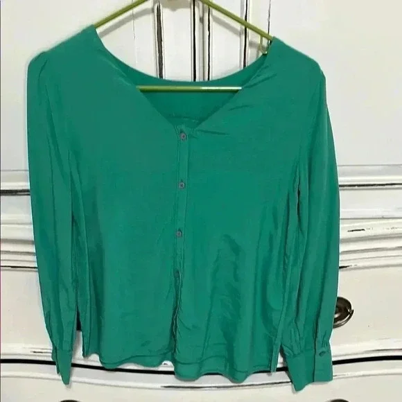 Elegant Green Women's Top - Picture 4 of 4
